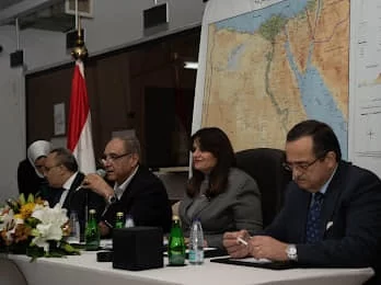 ممثلو البنوك الحكومية يعرضون أهم الخدمات المخصصة للمصريين بالخارج خلال لقاء وزيرة الهجرة بالجالية المصرية بالسعودية 9
